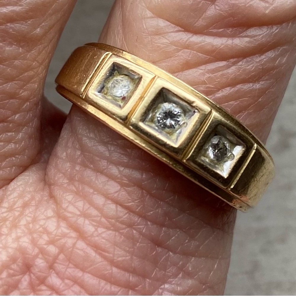 Elegant Gold Band with Diamonds